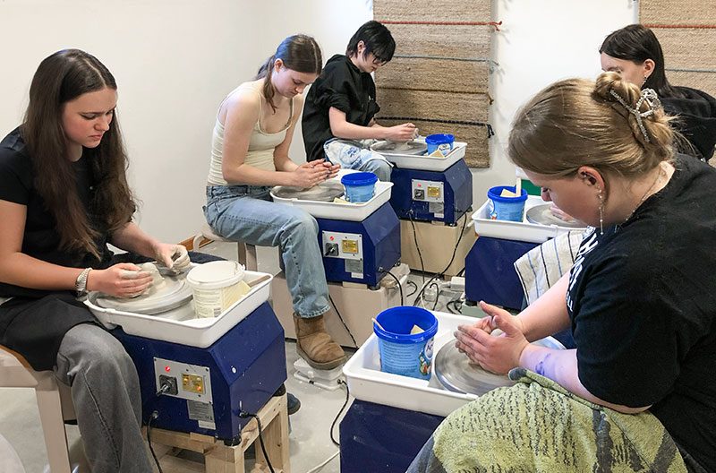 5 elever laver keramik på Skals Efterskole